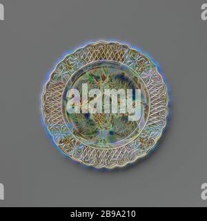 Platte aus mehrfarbigen Hartfeuern Steingut, Staffordshire, Platte aus mehrfarbigen Hartfeuern Steingut. Der Rand ist mit Verzierung geprägt, durchsetzt mit zwei symmetrischen Blumenmustern nebeneinander platziert. Der Rand ist innen mit Voluten und Blattmotiven verziert. Die Platte ist mit einer gefleckten Bleiglasur in Mangan, Grün, Grau und Gelb bedeckt. Der Rücken ist in Mangan punktiert und hat einen Fuß Rand, anonym, England, c. 1750 - c. 1780, Steingut, Bleiglasur, H 1.6 cm × d 19.3 cm, neu gestaltet von Gibon, Design von warmen fröhlich glühen der Helligkeit und li Stockfoto