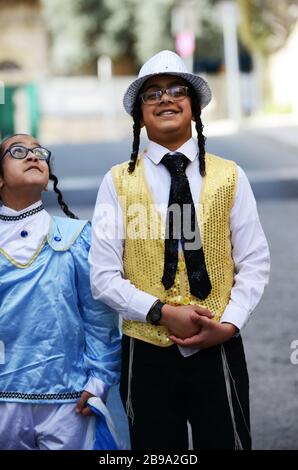 Jüdische Jungs tragen Kostüme oder das Purim-Festival in Mea Shearim, Jerusalem. Stockfoto