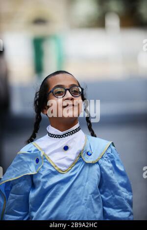 Jüdische Jungs tragen Kostüme oder das Purim-Festival in Mea Shearim, Jerusalem. Stockfoto