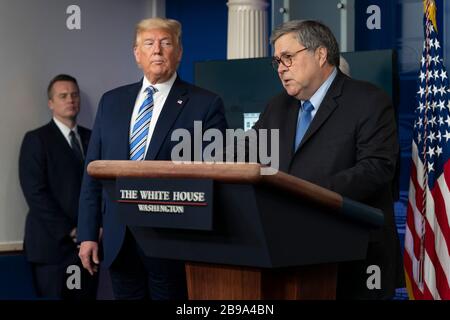 Washington DC, USA. März 2020. Präsident der Vereinigten Staaten Donald J. Trump, links, hört zu, wie der Justizminister der Vereinigten Staaten William P. Barr, rechts, während einer Pressekonferenz von Mitgliedern der Coronavirus Task Force im Weißen Haus in Washington, DC am Montag, 23. März 2020 spricht.Credit: Chris Kleponis/Pool über CNP/MediaPunch Credit: MediaPunch Inc/Alamy Live News Stockfoto