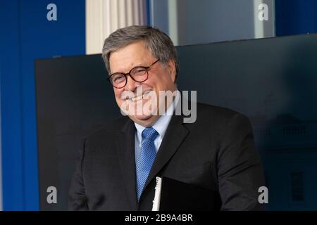 Washington DC, USA. März 2020. Der Generalstaatsanwalt der Vereinigten Staaten William P. Barr nimmt am Montag, den 23. März 2020, an einem Nachrichten-Briefing von Mitgliedern der Coronavirus Task Force im Weißen Haus in Washington, DC Teil. Gutschrift: Chris Kleponis/Pool über CNP /MediaPunch Credit: MediaPunch Inc/Alamy Live News Stockfoto