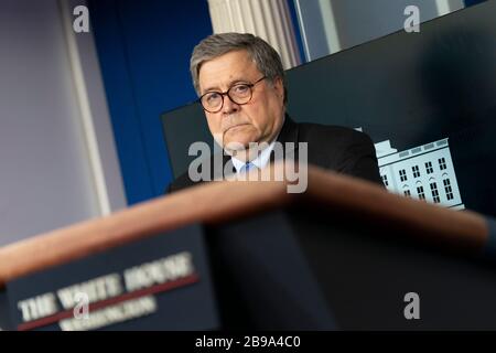 Washington DC, USA. März 2020. Der Generalstaatsanwalt der Vereinigten Staaten William P. Barr nimmt am Montag, den 23. März 2020, an einem Nachrichten-Briefing von Mitgliedern der Coronavirus Task Force im Weißen Haus in Washington, DC Teil. Gutschrift: Chris Kleponis/Pool über CNP /MediaPunch Credit: MediaPunch Inc/Alamy Live News Stockfoto