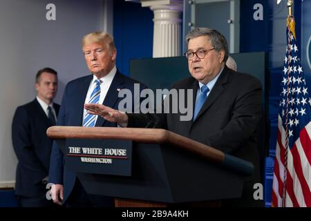 Washington DC, USA. März 2020. Präsident der Vereinigten Staaten Donald J. Trump, links, hört zu, wie der Justizminister der Vereinigten Staaten William P. Barr, rechts, während einer Pressekonferenz von Mitgliedern der Coronavirus Task Force im Weißen Haus in Washington, DC am Montag, 23. März 2020 spricht.Credit: Chris Kleponis/Pool über CNP/MediaPunch Credit: MediaPunch Inc/Alamy Live News Stockfoto