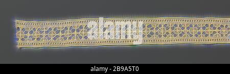 Streifen der Nadelspitzen mit kleinen, dichten und große offene Kreise, Streifen von natürlichen Farben Nadel lace-reticella - zwischen offenen Kanten zum Nähen: Arbeiten mit herausgezogenen Fäden. Die Wiederholung und symmetrische Muster besteht aus einer Reihe von Plätzen, die sich aus vier kleine Quadrate vorgenommen werden. Alle großen Quadrat überschritten ist, an jedem Schnittpunkt abwechselnd einen kleinen und einen großen offenen gearbeitet Kreis. Die Hälfte Kreise entlang der Kanten. Der Ober- und Unterseite des Streifens sind gerade fertig mit offenen Diamanten (Arbeit mit zog Drähte), anonyme, Unbekannt, C. 1900 - C. 1949, Baumwolle (Textil), l 91 cm × W6 Stockfoto