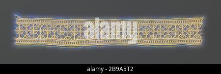 Nadelstreifen mit kleinen dichten und großen offenen Kreisen, Streifen aus naturfarbener Nadelspitze, Reticella mit Arbeitskanten mit ausgezogenen Fäden. Muster mit einer Reihe von Quadraten, die aus vier kleinen Quadraten bestehen. Jedes große Quadrat wird gekreuzt, an jedem Schnittpunkt abwechselnd ein kleiner geschlossener und ein großer offener Kreis gearbeitet. Die Ober- und Unterseite des Streifens sind mit geraden Kanten mit offenen Diamanten in Arbeit mit herausgezogenen Fäden fertig., anonym, unbekannt, c. 1900 - c. 1949, Baumwolle (Textil), L 42 cm × B 6 cm ×, 3.3 cm, neu gestaltet von Gibon, Design von warmen fröhlichen glühenden Br Stockfoto