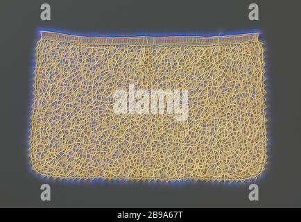 Krawatte-Slip von Nadelspitze mit Serpentinen Ranken, Krawatte-Slip von naturfarbener Nadel: Flache venezianische Spitze. Symmetrische Serpentintendrillen mit Knospen. In den abgerundeten Ecken ein schräg verzweigtes Kompositzweig. Dreieckige Bögen auf drei Seiten abwechselnd groß und klein., anonym, Venedig, c. 1690 - c. 1699, Leinen (Material), flach venezianisch (Nadelspitze), H 25 cm × B 39 cm, neu gestaltet von Gibon, Design von warmen fröhlichen Leuchten von Helligkeit und Lichtstrahlen Ausstrahlung. Klassische Kunst neu erfunden mit einem modernen Twist. Fotografie inspiriert von Futurismus, umarmt dynamische Energie der modernen Technologie, Bewegung, spe Stockfoto