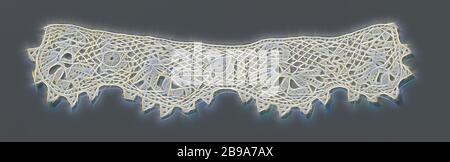 Streifen aus Häkelspitze mit verdrehtem Zweig und sternförmiger Blume, Streifen aus naturfarbener irischer Häkelspitze, möglicherweise Teil eines Kragens. Muster, in dem ein verdrehter Blütenzweig mit einer Rosettenblüte und mehreren länglichen Blättern durch eine hängende sternförmige Blume auf einem kurzen Stiel ohne Blatt abwechselt wird. Gehäkelte Rautenmasche mit Picots. Die Oberseite ist mit einer geraden Kante fertig. Die wellige Unterkante ist mit dreiteiligen Bogenbögen beschnitten., anonym, Ierland, c. 1890 - c. 1909, Baumwolle (Textil), L 26.5 cm × B 6.8 cm, neu gestaltet von Gibon, Design von warmen fröhlich glühen der Helligkeit und Stockfoto
