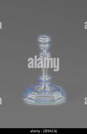 Kerzenständer, Kerzenständer auf einem quadratischen, abgeschrägten Fuß. Der Stamm ist mehrseitig, profiliert und balusterförmig. Der Kerzenständer ist mit: stk. = Amsterdam und ein unbekannter Hersteller, anonym, Niederlande, vor 1704, Silber (Metall), H 4.5 cm, neu gestaltet von Gibon, Design von warmen fröhlich glühen von Helligkeit und Lichtstrahlen Ausstrahlung. Klassische Kunst neu erfunden mit einem modernen Twist. Fotografie inspiriert von Futurismus, umarmt dynamische Energie der modernen Technologie, Bewegung, Geschwindigkeit und Kultur revolutionieren. Stockfoto