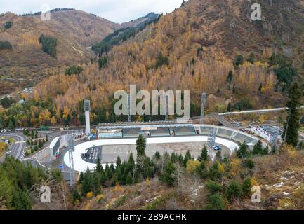 Medeu Outdoor-Eisschnelllauf und Bandy Eisbahn für Wintersport Wettbewerbe in der Nähe von Almaty, Kasachstan. Hochgebirgssportkomplex in einem Tal. Stockfoto