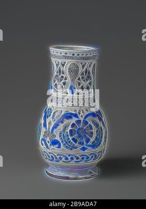 Vase mit floralen Rollen und durchbohrten Seiten, Vase aus Bleiquarz Pommes mit Blei, verziert mit floralen Reben in blau und schwarz auf weißem engobe unter transparenter Glasur. Der Hals ist offen geschnitten., anonym, Kutahya, c. 1700 - c. 1799, Steingut, Glasur, Kobalt (Mineral), Vitrifikation, H 22 cm T 11 cm, neu gestaltet von Gibon, Design von warmen fröhlich glühen von Helligkeit und Lichtstrahlen Ausstrahlung. Klassische Kunst neu erfunden mit einem modernen Twist. Fotografie inspiriert von Futurismus, umarmt dynamische Energie der modernen Technologie, Bewegung, Geschwindigkeit und Kultur revolutionieren. Stockfoto