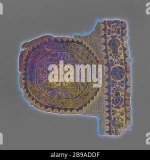 Fabric Fragment mit clavus und orbiculus, Naturfarben Leinen Stoff Fragment mit eingewebten clavus und Angenähten orbiculus in dunklem Violett. Die orbiculus hat eine zentrale zentrale Motiv mit vier Vasen und Blatt Reben, durch acht - Stern umgeben. Dies ist von einem Kreis umgeben und einen größeren Kreis mit einem kontinuierlichen flechten Muster. All dies in Flying wire Technologie. Das Ganze mit einer gezahnten Rand umgeben. Der clavus hat einen Rand mit einem Zahnriemen Rahmen, in dem die Dekoration von Blumenvasen, Medaillons und Blatt arbeiten, deren Details auch hier in Flying wire Technologie sind. Die orbiculu Stockfoto