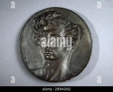 PJ D ANGERS - MEDAILLON, DAS ALFRED de Musset 'Alfred de Musset (1810-1857)', 1831 darstellt. Médaillon en Bronze de Pierre-Jean David d'Angers (1788-1856). Paris, musée Carnavalet. Stockfoto