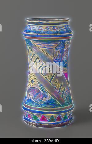 Albarello mit Aufschrift TIRICA mag, auf einem schrägen Förderband lackiert. Über dem Band ein Hirsch, darunter ein Hase. Konkave zylindrische Vase mit eingeengten Hals und Fuß, aus mehrfarbigem Majolika. Auf der Vase ist ein schräg angeschriebtes Förderband mit der Aufschrift: TIRICA mag. Ein Hirsch ist über dem Band gemalt und ein Hase ist unter dem Band. Die Vase ist weiter mit floralen Rollen bemalt., Huftiere: Hirsch, Nager: hase, anonym, Antwerpen, c. 1525 - c. 1560, Steingut, Zinn-Glasur, Bleiglasur, H 26.0 cm × d 12.5 cm, neu gestaltet von Gibon, Design von warmen fröhlich glühen von brightne Stockfoto