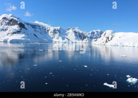 Berge und Eisberge zwischen den Inseln rund um die Antarktische Halbinsel, Palmer Archipel, Antarktis Stockfoto