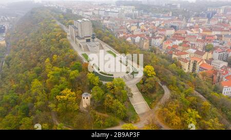 Luftbild des nationalen Denkmals auf dem Vitkov Hügel - Nationales Denkmal- und Geschichtsmuseum, Prag, Tschechien Stockfoto