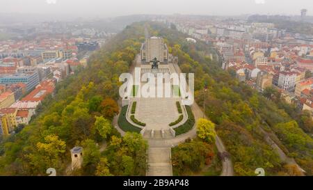 Luftbild des nationalen Denkmals auf dem Vitkov Hügel - Nationales Denkmal- und Geschichtsmuseum, Prag, Tschechien Stockfoto