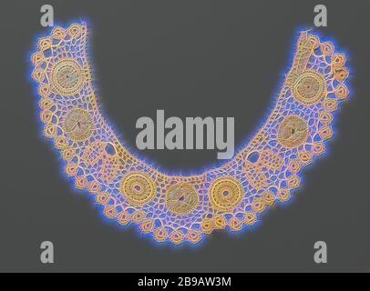 Häkelspitze Kragen mit Rosetten in einer Reihe von Kreisen, natürlich gefärbte irische Häkelspitze Kragen. Modell mit gestreifter Hemisphäre. Symmetrisches Muster mit einer Reihe von sieben Kreisen mit jeweils einer Rosette, auf verschiedene Weise gemacht. Neben der Mitte sind drei Kreise auf beiden Seiten ein Doppelblatt. Die Motive sind durch ein genähtes sechseckiges Netz verbunden. Ein scalloped Rand von ovalen Blüten läuft entlang drei Seiten. Der innere Rand ist gerade mit einem Picot-Rand fertig., anonym, Ierland, c. 1850, Baumwolle (Textil), H 17.5 cm Ã – B 30 cm B 6 cm, neu gestaltet von Gibon, Design von warmen fröhlich glühen der Helligkeit a Stockfoto