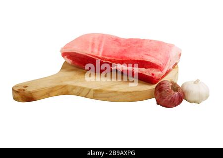 Foto von frischem und rohem Schweinefleisch auf einem Tablett und Hackbrett isoliert auf weißem Hintergrund Stockfoto