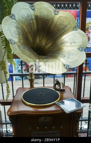 Isolierter Vintage Old Gramophone oder Plattenspieler mit Compact Disc-Tasche auf einem Holzhocker Stockfoto