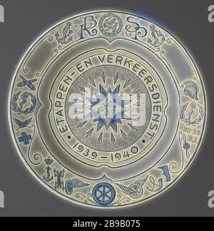 Bühne und Verkehrsdienst 1939-1940, Gedenkzeichen mit schräg ansteigenden Flanke mit allen Arten von Symbolen in dunkelblau. In der Mitte des Flugzeugs: Niederländischer Löwe auf vierzackigen Stern. Ein Teil der Marke befindet sich hinter Aufkleber mit: Zeichen Nr. 568 und die Erklärung der Kennzeichen auf dem Brett, Vuren, Niederlande, De Sphinx, Maastricht, c. 1940 - c. 1982, Steingut, Glasur, Vitrifikation, H 3 cm × d 21 cm, neu gestaltet von Gibon, Design von warmen fröhlich glühen von Helligkeit und Lichtstrahlen Ausstrahlung. Klassische Kunst neu erfunden mit einem modernen Twist. Fotografie inspiriert von Futurismus, umarmt dyna Stockfoto