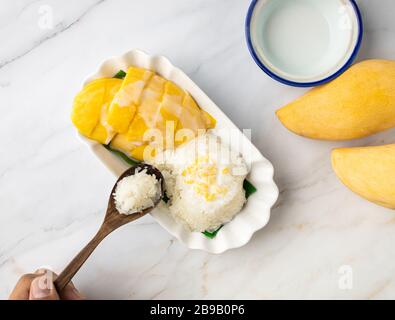 Dies ist das Bild von Mangoes Sticky Rice mit Kokosmilch auf Mable Stockfoto