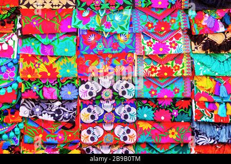 Typisches mexikanisches Stickereihandwerk im Souvenirladen an der 5th Avenue Playa del Carmen an der Riviera Maya, Cancun, Mexiko. Stockfoto