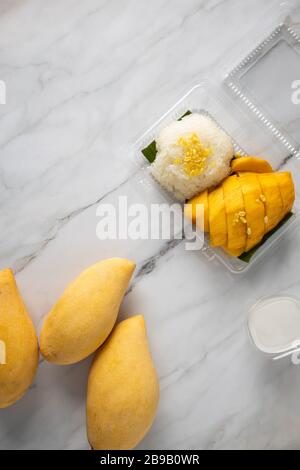 Dies ist das Bild von Mangoes Sticky Rice mit Kokosmilch auf Mable Stockfoto