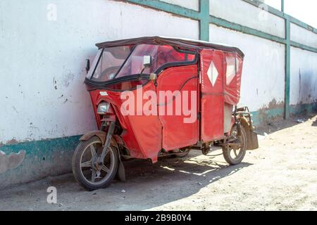 MOTOTAXI IN DEN STRASSEN NORDPERUS Stockfoto