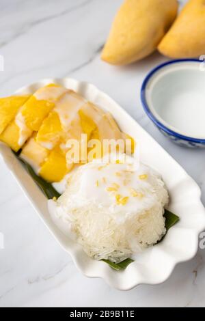 Dies ist das Bild von Mangoes Sticky Rice mit Kokosmilch auf Mable Stockfoto