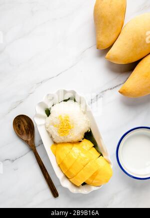 Dies ist das Bild von Mangoes Sticky Rice mit Kokosmilch auf Mable Stockfoto