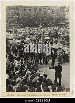 Die Befreiung von Paris. General de Gaulle mit dem Auto vor dem Hotel de Ville. Paris (vierter arr.), am 26. August 1944. August 1944. General de Gaulle das Auto vor dem Rathaus herunter. Guerre 1939-1945. La Libération de Paris. Le général de Gaulle steigt de voiture devant l'Hôtel-de-Ville ab. Paris (IVème arr.), le 26 août 1944. Gélatino bromure. Paris, musée Carnavalet. Stockfoto