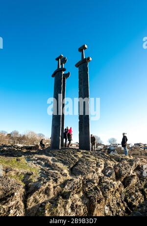 Touristen besuchen die bekannteste Attraktion in Stavanger, Sword in Rock Monument, Norwegen, Februar 2018. Das Denkmal wird vom norwegischen König Olav in enthüllt Stockfoto