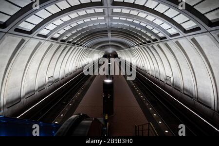 Washington, Vereinigte Staaten. März 2020. Praktisch menschenleere U-Bahn-Station Cleveland Park in Washington, DC. Credit: SOPA Images Limited/Alamy Live News Stockfoto