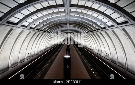 Washington, Vereinigte Staaten. März 2020. Praktisch menschenleere U-Bahn-Station Cleveland Park in Washington, DC. Credit: SOPA Images Limited/Alamy Live News Stockfoto