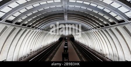 Washington, Vereinigte Staaten. März 2020. Praktisch menschenleere U-Bahn-Station Cleveland Park in Washington, DC. Credit: SOPA Images Limited/Alamy Live News Stockfoto