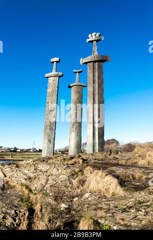 Drei landschaftlich große vertikale Schwerter in Bodenfelsen am Ufer des Hafrsfjord, , Stavanger, Norwegen, Februar 2018. Das Denkmal wird von Norwegi enthüllt Stockfoto