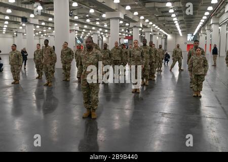 New York, Vereinigte Staaten. März 2020. National Guards sind im Jacob Javits Center im Jacob K. Javits Convention Center in New York City zu sehen. Das Javits Convention Center wird in ein Krankenhaus umgewandelt, um Coronavirus-Fälle zu bekämpfen, als Teil der staatlichen Anfrage des Staates New York nach Unterstützung der Bundesregierung für vier Feldlazarettenstandorte und Hilfe vom US Army Corps of Engineers. New York war mit über 10.000 Fällen von COVID-19 einer der am härtesten betroffenen Staaten der Nation. Credit: SOPA Images Limited/Alamy Live News Stockfoto