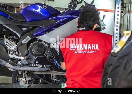 Lima, Peru - Diciembre 14, 2019: Motorrad wird repariert und im Motoparttoto Yamaha Shop, Gemeinschaftsgeschäft in lima, verkauft Stockfoto