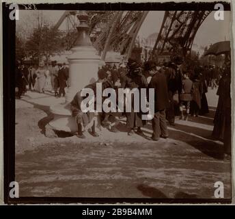 UNIVERSALAUSSTELLUNG 1900: AUSLÄNDERGRUPPE AM FUSSE DES EIFFELTURMS, 7. BEZIRK, PARISER Ausstellung Universelle de 1900: Groupe d'étrangers au pied de la Tour Eiffel, Paris (VIIème arr.). Photographie anonyme. Paris, musée Carnavalet. Stockfoto