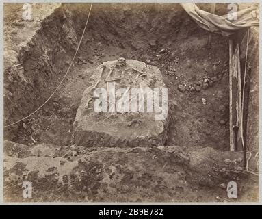 Arenes de Lutece, 1870 Ausgrabungen, 5. Bezirk, Paris. Stierkampfarena. Mai 1870 Arènes de Lutèce, Fouilles. Paris (Vème arr.). Photographie de Pierre Emonds (1831-1912). Papieralbuminé. 16 Mai 1870. Paris, musée Carnavalet. Stockfoto