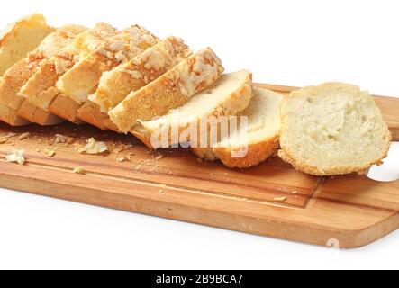 Brot mit geschmolzenem Käse auf einem Holzschneidebrett Stockfoto