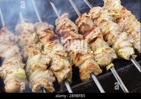 Kebabs werden auf Spießen auf dem Grill gebraten Stockfoto