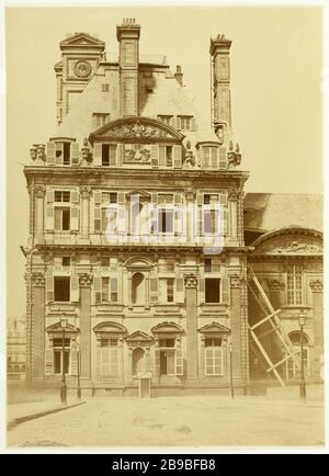 Der Pavillon de Flore am Louvre in Paris ist hinter der Skulptur Nymphe