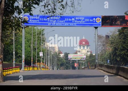 Prayagraj, Uttar Pradesh, Indien. März 2020. Prayagraj: Die Autobahn Kolkata-Delhi NH2 trägt einen verlassenen Blick während der Sperrung nach dem Ausbruch von Coronavirus in Prayagraj am Dienstag, 24. März 2020. (Bild: © Prabhat Kumar VermaZUMA Draht) Stockfoto