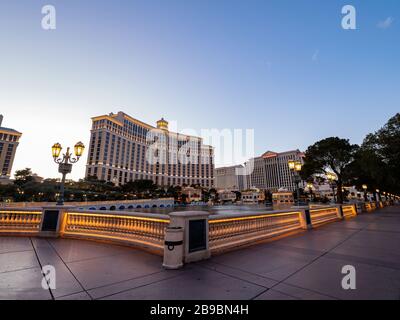 Las Vegas, MAR 23, 2020 - besonderes Stadtbild der Dämmerung des berühmten Strip mit Bellagio Hotel und Casino Stockfoto