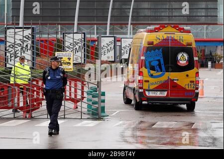 (200324) -- MADRID, 24. März 2020 (Xinhua) -- ein Krankenwagen kommt zum IFEMA-Ausstellungszentrum in Madrid, Spanien, 23. März 2020. Am Sonntag trafen die ersten Patienten in das Feldkrankenhaus ein, das von Mitgliedern der Notaufnahme des spanischen Militärs im IFEMA-Ausstellungszentrum in Madrid eingerichtet wurde. Das Feldlazarett wird schließlich Platz für 5.500 Betten und auch eine Intensivstation haben. SPANIEN RAUS. LATEINAMERIKA AUS. (EFE/Handout über Xinhua) Stockfoto