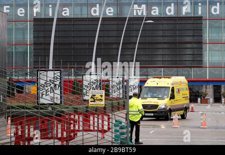 (200324) -- MADRID, 24. März 2020 (Xinhua) -- ein Krankenwagen kommt zum IFEMA-Ausstellungszentrum in Madrid, Spanien, 23. März 2020. Am Sonntag trafen die ersten Patienten in das Feldkrankenhaus ein, das von Mitgliedern der Notaufnahme des spanischen Militärs im IFEMA-Ausstellungszentrum in Madrid eingerichtet wurde. Das Feldlazarett wird schließlich Platz für 5.500 Betten und auch eine Intensivstation haben. SPANIEN RAUS. LATEINAMERIKA AUS. (EFE/Handout über Xinhua) Stockfoto