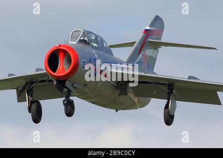 MIG-15UTI Jet-Kampfflugzeug Landing, Kubinka, Region Moskau, Russland. Stockfoto