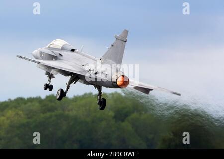 Saab JAS-39C Gripen Jet-Kampfflugzeug abfahren. Stockfoto