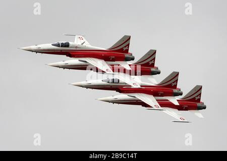 F-5E Tiger II Jet-Kämpfer der Patrouille Suisse fliegen in Formation. Stockfoto